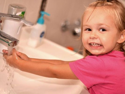 Τα παιδικά χεράκια θέλουν συχνό πλύσιμο